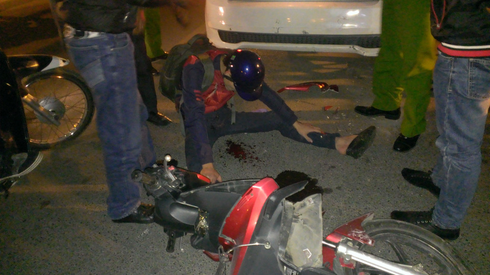 Chỉ 1h sau, rạng sáng 22/12, một vụ tai nạn khác lại xảy ra, cách đó hơn 100m (Ảnh: Võ Phương/Vietnam+)