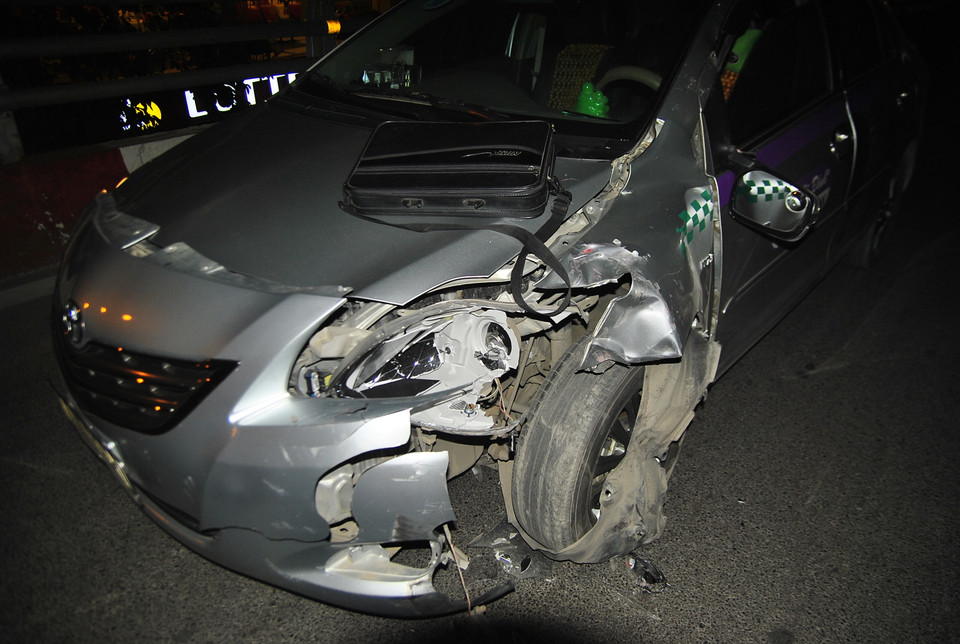 Vào khoảng 23h ngày 21/12, taxi biển kiểm soát 30A-11380 đã bị xe máy lấn làn đâm thẳng vào đầu (Ảnh: Võ Phương/Vietnam+)