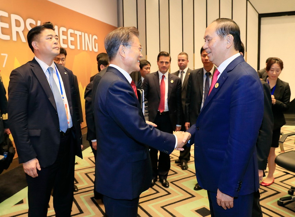  Chủ tịch nước Trần Đại Quang chia tay Tổng thống Hàn Quốc Moon Jae-in. (Ảnh: TTXVN)