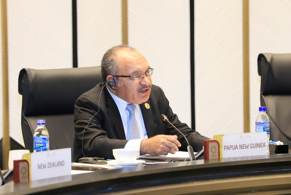 Thủ tướng Papua New Guinea Peter O’Neill phát biểu, tiếp nhận vai trò Chủ tịch Năm APEC 2018. (Ảnh: TTXVN)
