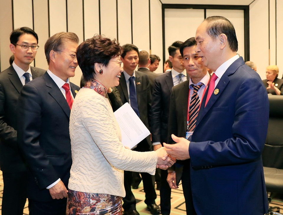  Chủ tịch nước Trần Đại Quang chia tay Trưởng đặc khu hành chính Hong Kong-Trung Quốc, bà Lâm Trịnh Nguyệt Nga. (Ảnh: TTXVN)