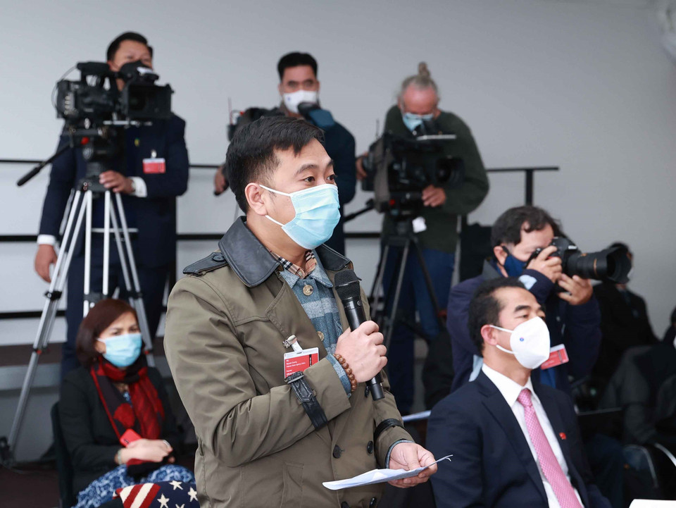 Phóng viên Thông tấn xã Việt Nam đặt câu hỏi tại buổi họp báo. (Ảnh: Thống Nhất/TTXVN)