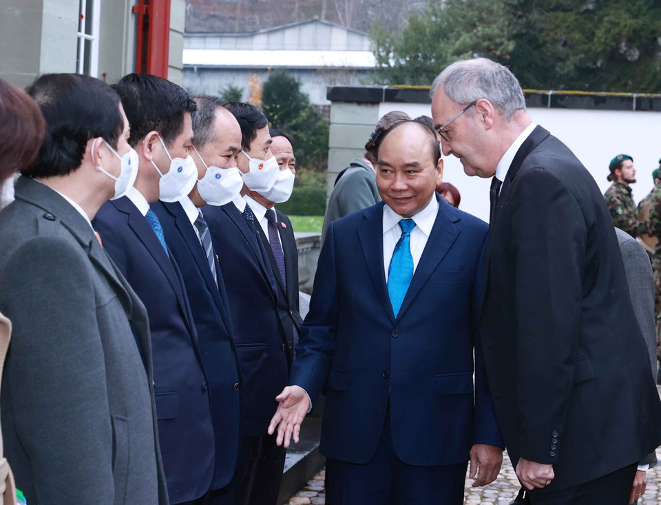 Chủ tịch nước giới thiệu các thành viên đoàn đại biểu cấp cao Việt Nam. (Ảnh: Thống Nhất/TTXVN)