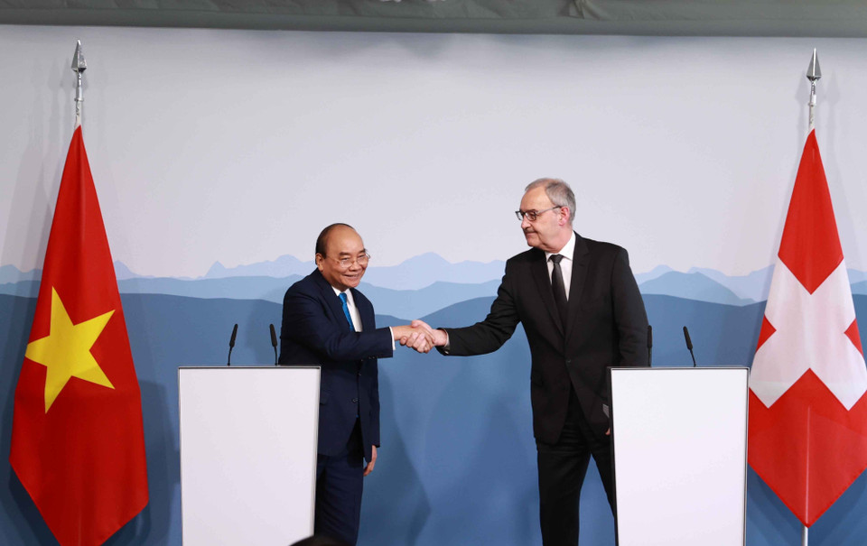 Chủ tịch nước Nguyễn Xuân Phúc và Tổng thống Liên bang Thụy Sĩ Guy Parmelin chủ trì buổi họp báo. (Ảnh: Thống Nhất/TTXVN)