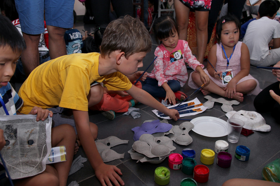 Chương trình thu hút cả những em nhỏ người nước ngoài đến tham gia.(Ảnh: Doãn Đức/Vietnam+) 