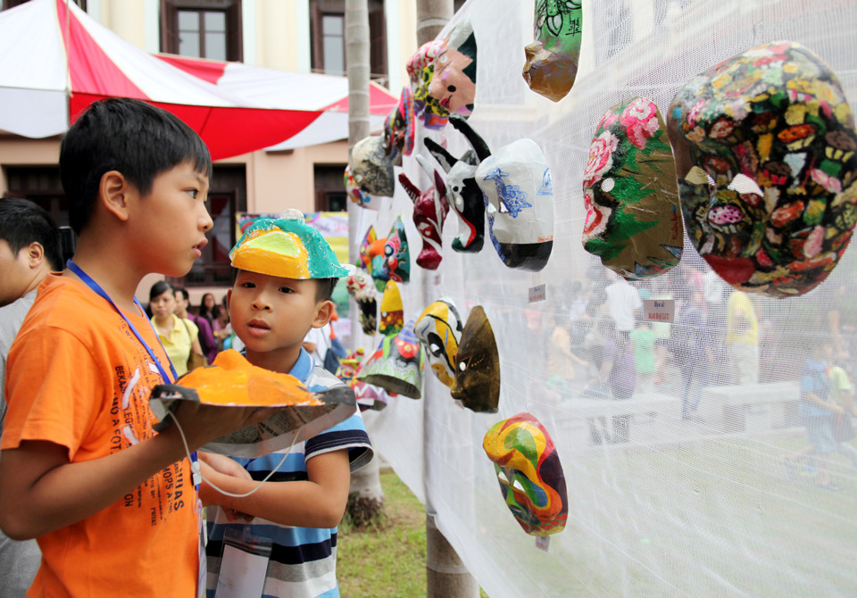 Kết thúc chương trình, mỗi bé đều có thể đem một chiếc mặt nạ của mình về chơi Trung thu.(Ảnh: Doãn Đức/Vietnam+)