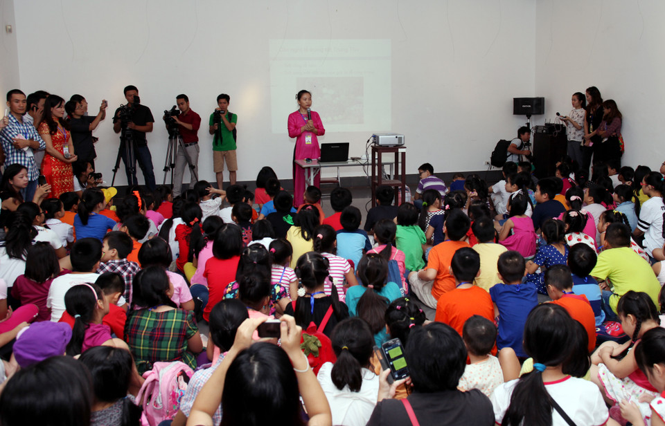 Cả gian phòng của Bảo tàng Mỹ thuật không còn một chỗ trống.(Ảnh: Doãn Đức/Vietnam+)