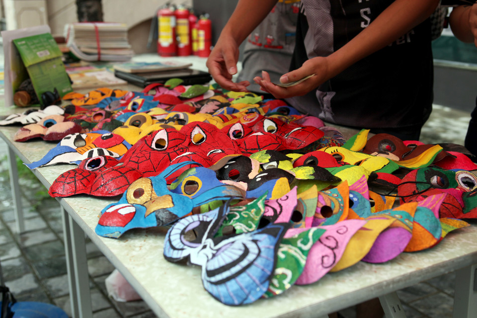 Thoạt nhìn, những chiếc mặt nạ có vẻ như chỉ là những vật dụng mua vui đêm rằm cho các bé, nhưng thực chất ở mỗi hình tượng được làm lại mang những thông điệp văn hóa rất rõ ràng.(Ảnh: Doãn Đức/Vietnam+)