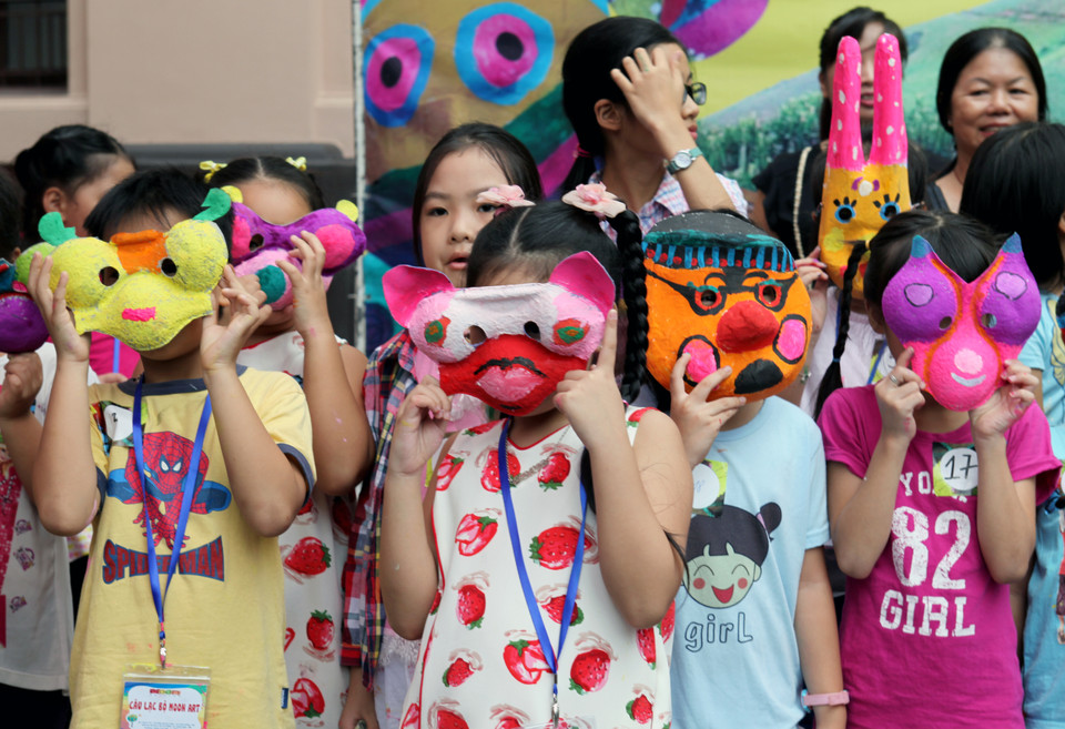 Các mặt nạ được giải của ban tổ chức sẽ được bán để ủng hộ các bạn nhỏ Suối Bau.(Ảnh: Doãn Đức/Vietnam+)