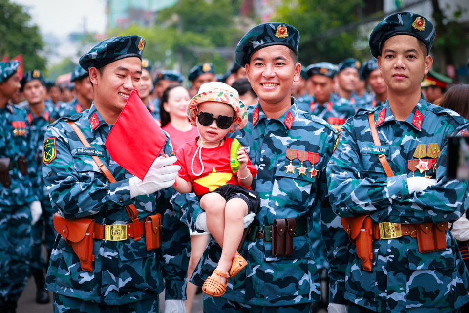 Các khối tham gia diễu binh, diễu hành, các lực lượng phục vụ lễ kỷ niệm phấn khởi và tự hào sau lễ míttinh. (Ảnh: Hải An/Vietnam+)