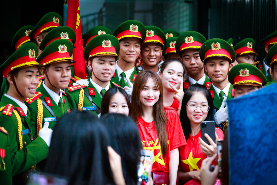 Ca sỹ Hòa Minzy cùng người dân và du khách chụp ảnh với các khối diễu binh, diễu hành. (Ảnh: Hải An/Vietnam+)