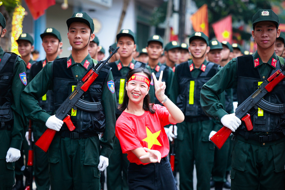 Ngay từ 2 giờ sáng 7/5, hàng vạn nhân dân và du khách đã hướng về sân vận động tỉnh Điện Biên và các tuyến đường lớn của thành phố, nơi đoàn diễu binh, diễu hành đi qua. (Ảnh: Hải An/Vietnam+)