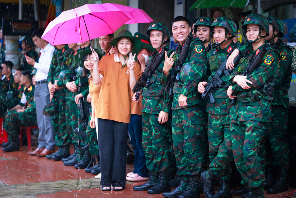 Trời mưa nhưng không thể “ngăn cản” được hàng triệu trái tim và những bước chân của nhân dân và du khách muôn phương hướng về Điện Biên Phủ anh hùng. (Ảnh: Hải An/Vietnam+)