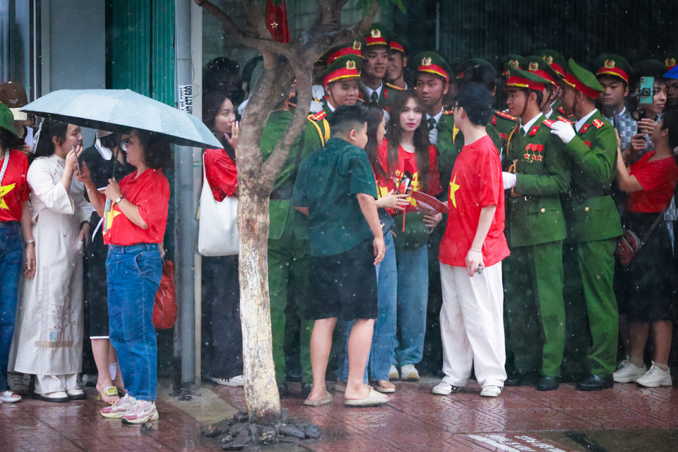 Dưới trời mưa, tình cảm của nhân dân và du khách có mặt tại thành phố Điện Biên Phủ với các lực lượng tham gia diễu binh thật ấm lòng, gần gũi. (Ảnh: Hải An/Vietnam+)