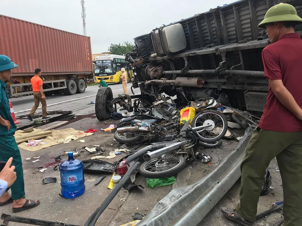 Hậu quả, 5 người đã tử vong tại chỗ, 2 người khác bị thương. (Ảnh: CTV Nguyễn Huệ).