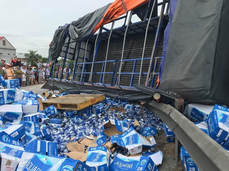 Tại hiện trường, chiếc xe tải nằm nghiêng ra đường, trên thùng xe chứa nhiều chai nước. (Ảnh: CTV Nguyễn Huệ).