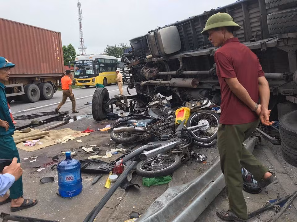 Trước đó, nhiều người dân đi sang đường. (Ảnh: CTV Nguyễn Huệ).