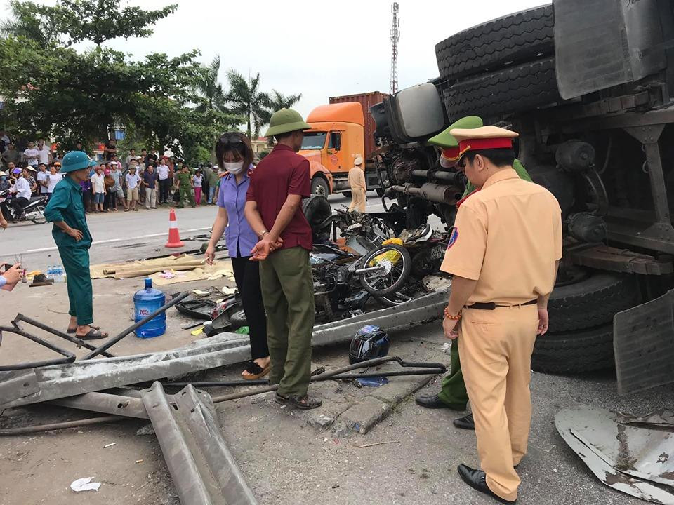 Đúng lúc đó, một xe tải chở nước chạy từ Hà Nội về Hải Phòng đến khu vực này bị lật đổ, đè trúng nhóm người trên Quốc lộ. (Ảnh: CTV Nguyễn Huệ).