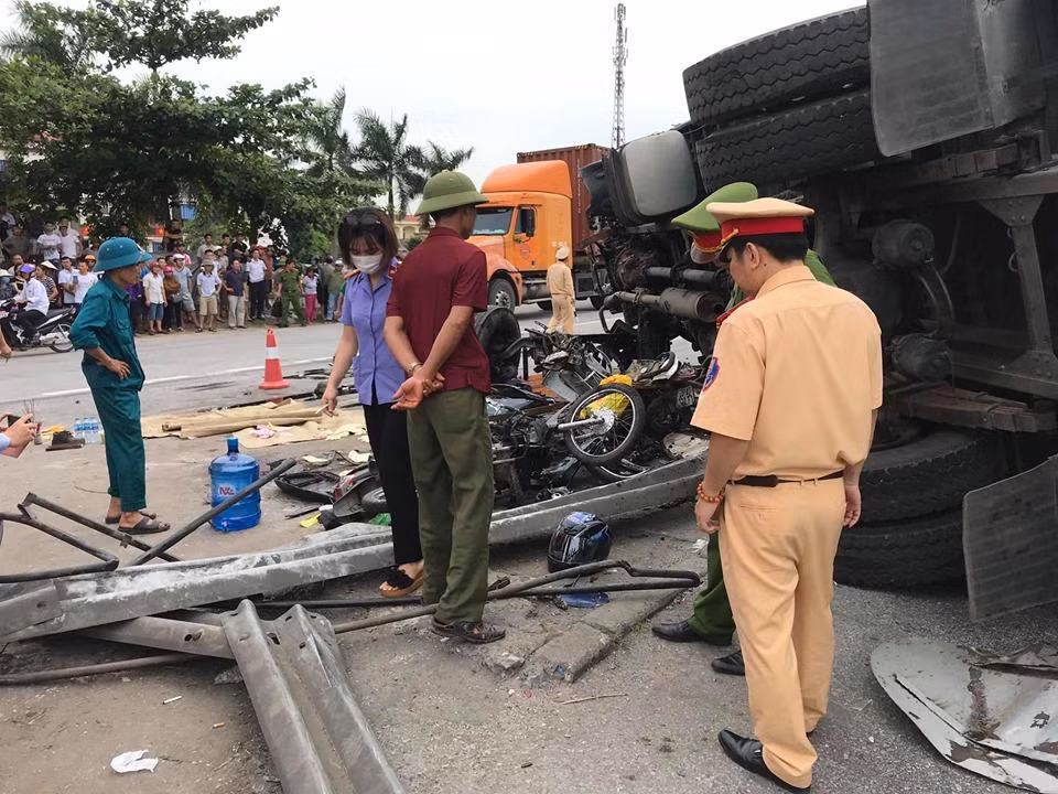 Đúng lúc đó, một xe tải chở nước chạy từ Hà Nội về Hải Phòng đến khu vực này bị lật đổ, đè trúng nhóm người trên Quốc lộ. (Ảnh: CTV Nguyễn Huệ).