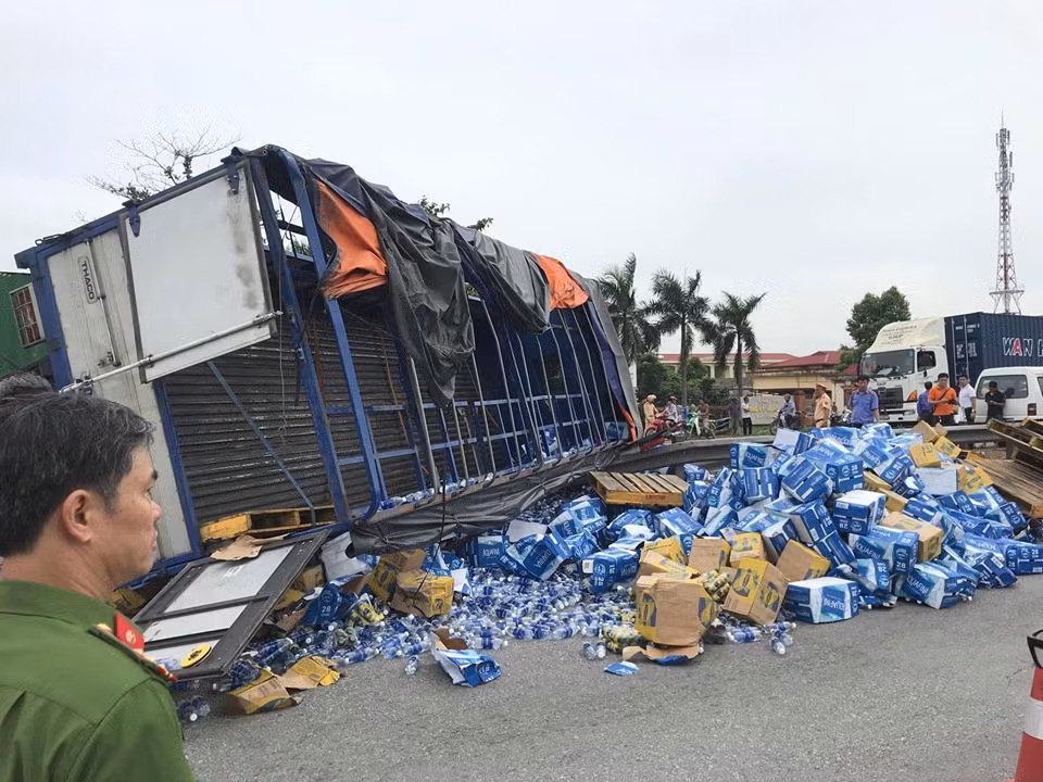 Tại hiện trường, chiếc xe tải nằm nghiêng ra đường, trên thùng xe chứa nhiều chai nước. (Ảnh: CTV Nguyễn Huệ).