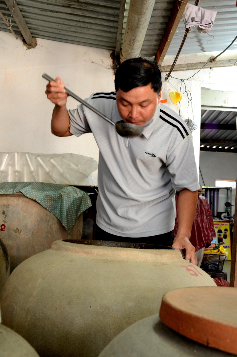 Cơ sở nước mắm Hương Làng Cổ của anh Bùi Thanh Phú với các vật dụng, cách làm đặc trưng truyền thống. (Ảnh: Quốc Dũng/TTXVN)