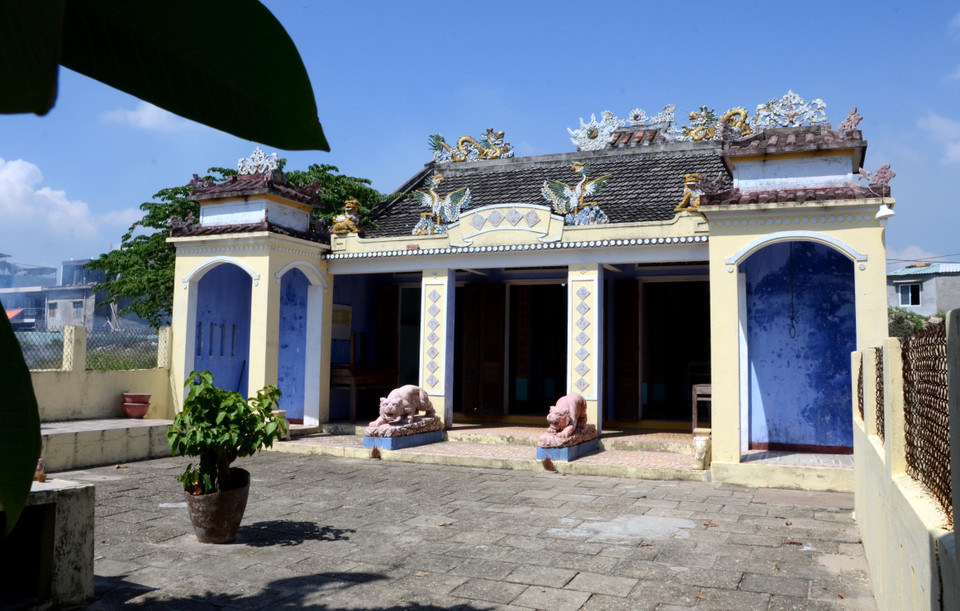 Miếu Âm Linh (còn gọi là Dinh Cô Hồn) tại làng Nam Ô là dấu tích của cuộc chống trả oanh liệt trước quân xâm lược xưa kia, nay được dân làng tổ chức lễ cầu an mỗi dịp năm mới. (Ảnh: Quốc Dũng/TTXVN)