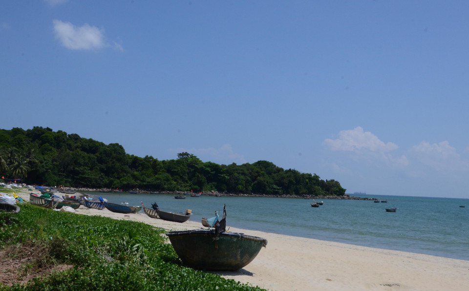 Rạng Nam Ô (mũi Hạc) tương truyền là nơi Huyền Trân công chúa dừng chân trước khi lên thuyền hồi hương, xưa nay vẫn được dân làng gìn giữ như một khu rừng thiêng. (Ảnh: Quốc Dũng/TTXVN)