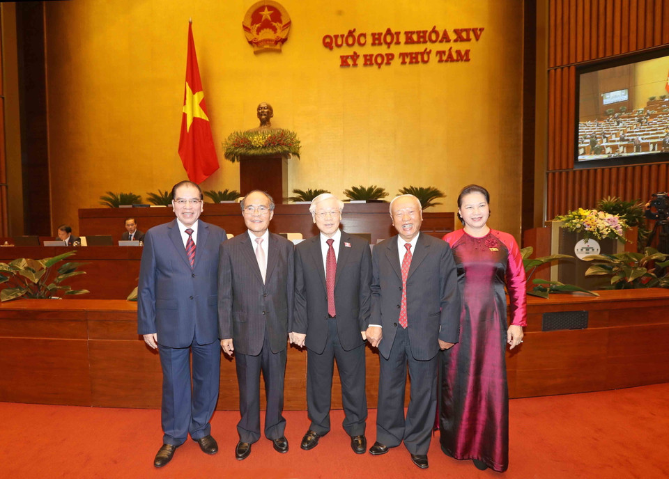 Tổng Bí thư, Chủ tịch nước Nguyễn Phú Trọng và Chủ tịch Quốc hội Nguyễn Thị Kim Ngân với nguyên Tổng Bí thư Nông Đức Mạnh, nguyên Chủ tịch Quốc hội Nguyễn Văn An và nguyên Chủ tịch Quốc hội Nguyễn Sinh Hùng dự phiên khai mạc. (Ảnh: Trí Dũng/TTXVN)