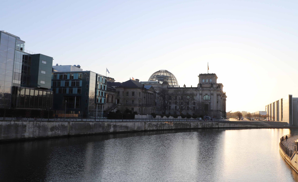 Sông Spree vốn tập nập tàu bè du lịch thăm thú Berlin nay đã trở nên im lìm. (Ảnh: Mạnh Hùng/TTXVN)