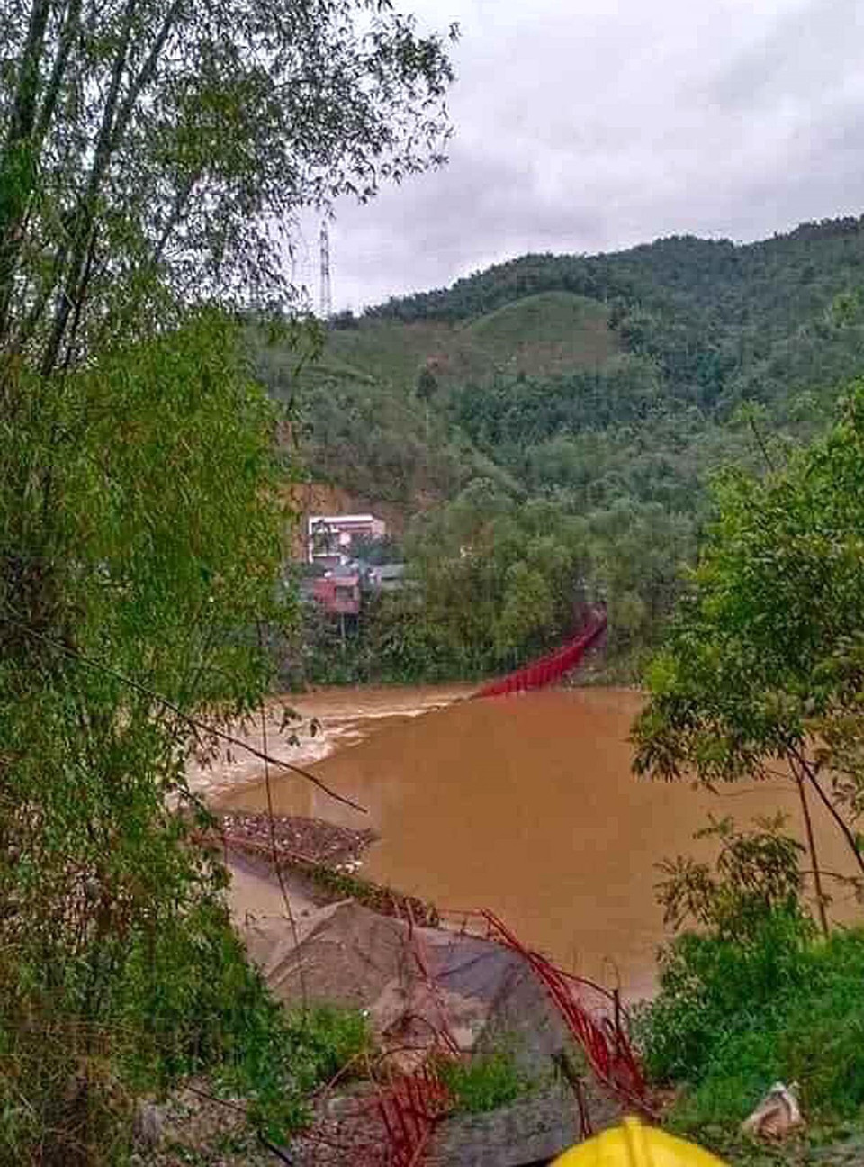 Dông lốc làm sập cầu treo tại thôn Bến Cóc, huyện Bảo Yên. (Ảnh: Quốc Khánh/TTXVN)