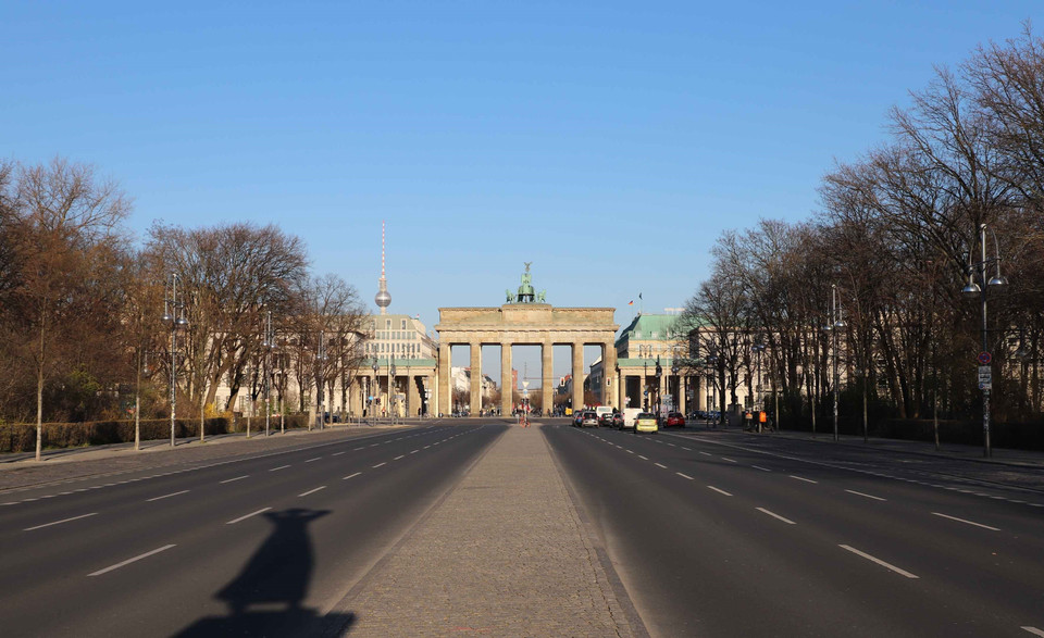 Trước sự bùng phát và lây lan nhanh của dịch COVID-19, Chính phủ liên bang Đức và chính quyền 16 bang ở nước này đã nhất trí áp đặt nhiều biện pháp cứng rắn nhằm ngăn chặn việc lây nhiễm trong cộng đồng trong bối cảnh số ca lây nhiễm đang gia tăng hàng giờ. Trong ảnh: Cổng thành Brandenburger Tor vắng du khách ở trung tâm Berlin chiều 24/3/2020. (Ảnh: Mạnh Hùng/TTXVN)