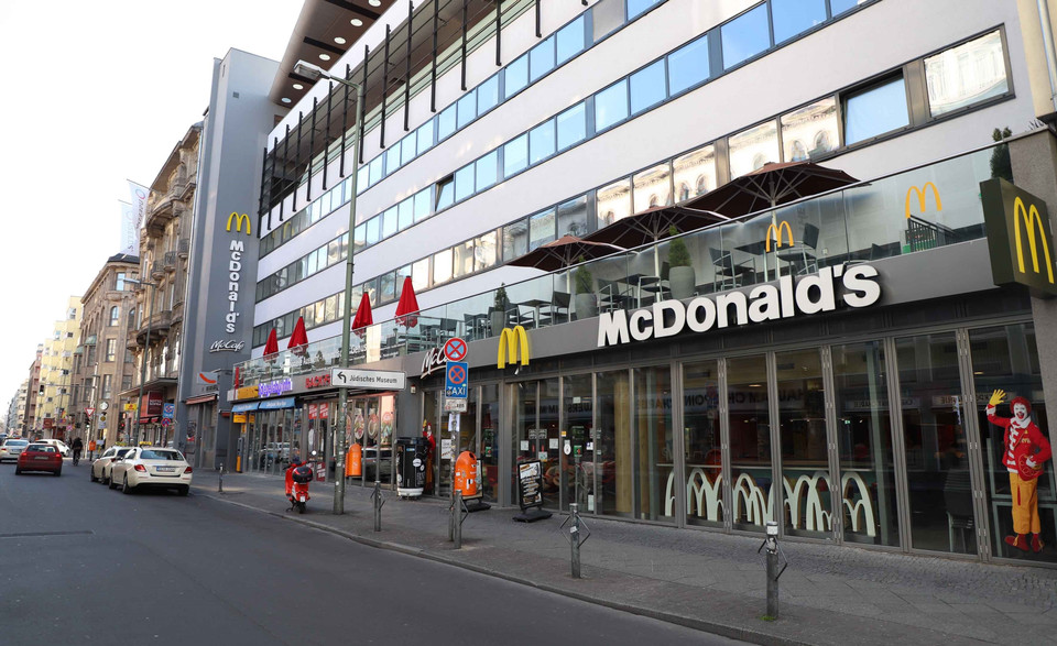 Quán Mc'Donalds trên đường FriedrichstraBe ở Berlin vốn tập nập thực khách nay rất vắng lặng. (Ảnh: Mạnh Hùng/TTXVN)