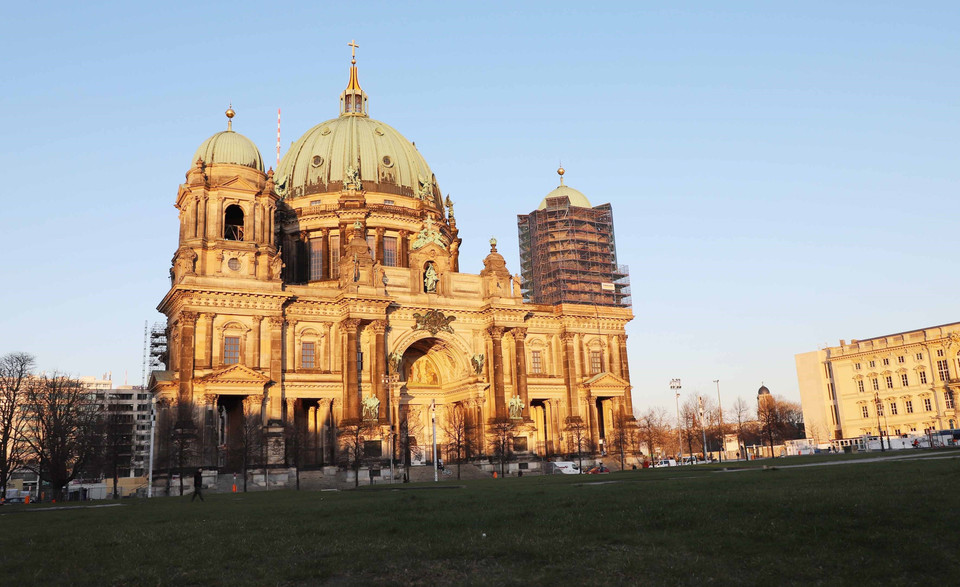 Khu vực nhà thờ nổi tiếng Berliner Dom cũng vắng người qua lại chiều 24/3/2020. (Ảnh: Mạnh Hùng/TTXVN)