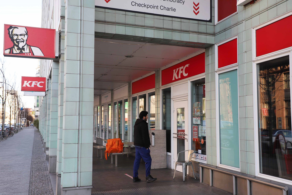 Một nhân viên Quán KFC trên đường ZimmerstraBe ở Berlin đang đứng chờ đón khách mua đồ ăn mang đi. (Ảnh: Mạnh Hùng/TTXVN)