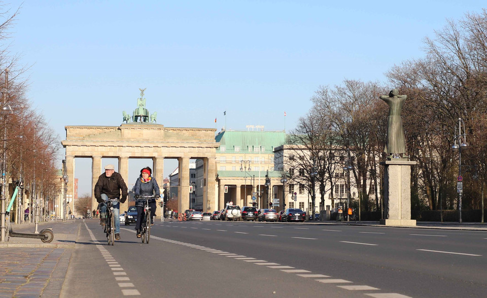 Hai ông bà đạp xe tập thể dục trên đường 17 tháng Sáu ở Berlin chiều 24/3/2020. (Ảnh: Mạnh Hùng/TTXVN)