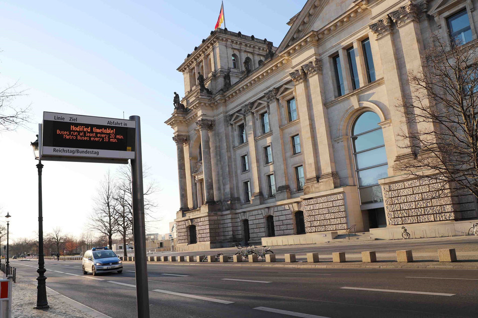 Đường Scheidemannstraße cạnh tòa nhà Quốc hội Đức vắng vẻ du khách đi lại chiều 24/3/2020. (Ảnh: Mạnh Hùng/TTXVN)