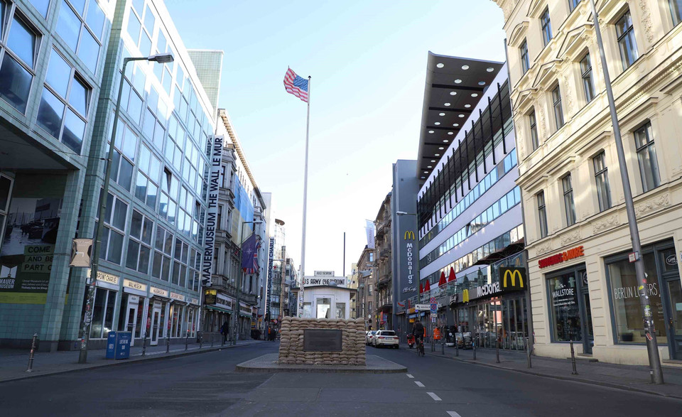 Điểm check in Checkpoint Charlie cho du khách tới Berlin đã không còn một bóng người. Đây là cửa khẩu giữa hai miền Đông và Tây Berlin trong Chiến tranh Lạnh. Ảnh chụp chiều 24/3/2020. (Ảnh: Mạnh Hùng/TTXVN)