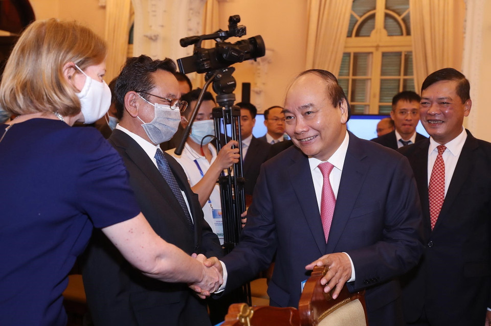 Thủ tướng Nguyễn Xuân Phúc, Chủ tịch ASEAN 2020 với các Đại sứ, đại diện đại sứ quán các nước tại Việt Nam dự lễ khai mạc. (Ảnh: Lâm Khánh/TTXVN)