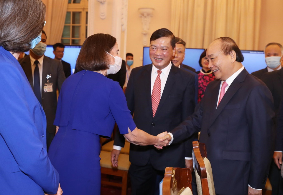 Thủ tướng Nguyễn Xuân Phúc, Chủ tịch ASEAN 2020 với các Đại sứ, đại diện đại sứ quán các nước tại Việt Nam dự lễ khai mạc. (Ảnh: Lâm Khánh/TTXVN)