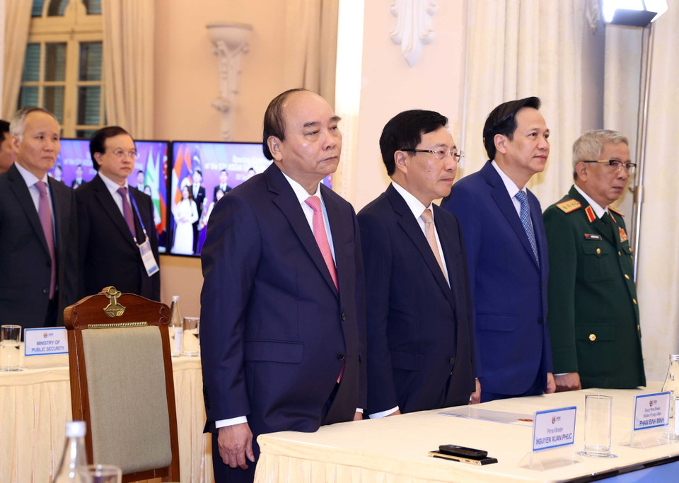 Thủ tướng Nguyễn Xuân Phúc, Chủ tịch ASEAN 2020, cùng các đại biểu hát bài ca ASEAN. (Ảnh: Thống Nhất/TTXVN)