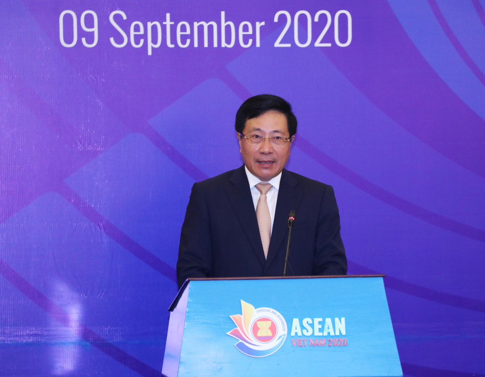 Phó Thủ tướng, Bộ trưởng Bộ Ngoại giao Phạm Bình Minh, Chủ tịch Ủy ban Quốc gia ASEAN 2020, phát biểu khai mạc. (Ảnh: Lâm Khánh/TTXVN)