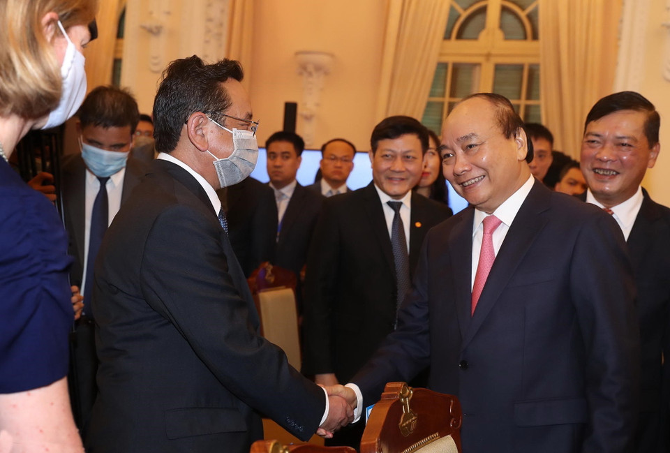 Thủ tướng Nguyễn Xuân Phúc, Chủ tịch ASEAN 2020 với các Đại sứ, đại diện đại sứ quán các nước tại Việt Nam dự lễ khai mạc. (Ảnh: Lâm Khánh/TTXVN)