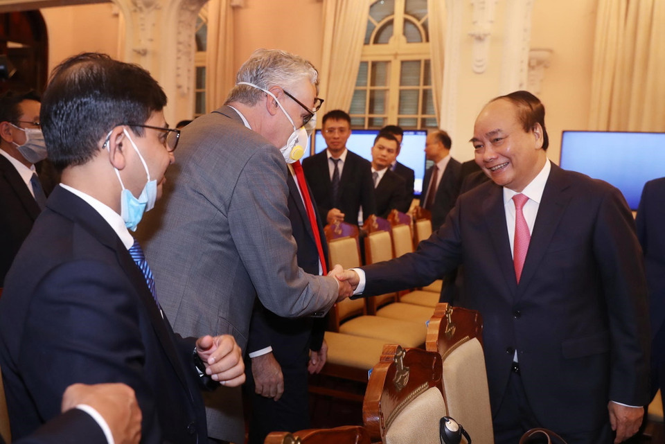 Thủ tướng Nguyễn Xuân Phúc, Chủ tịch ASEAN 2020 với các Đại sứ, đại diện đại sứ quán các nước tại Việt Nam dự lễ khai mạc. (Ảnh: Lâm Khánh/TTXVN)