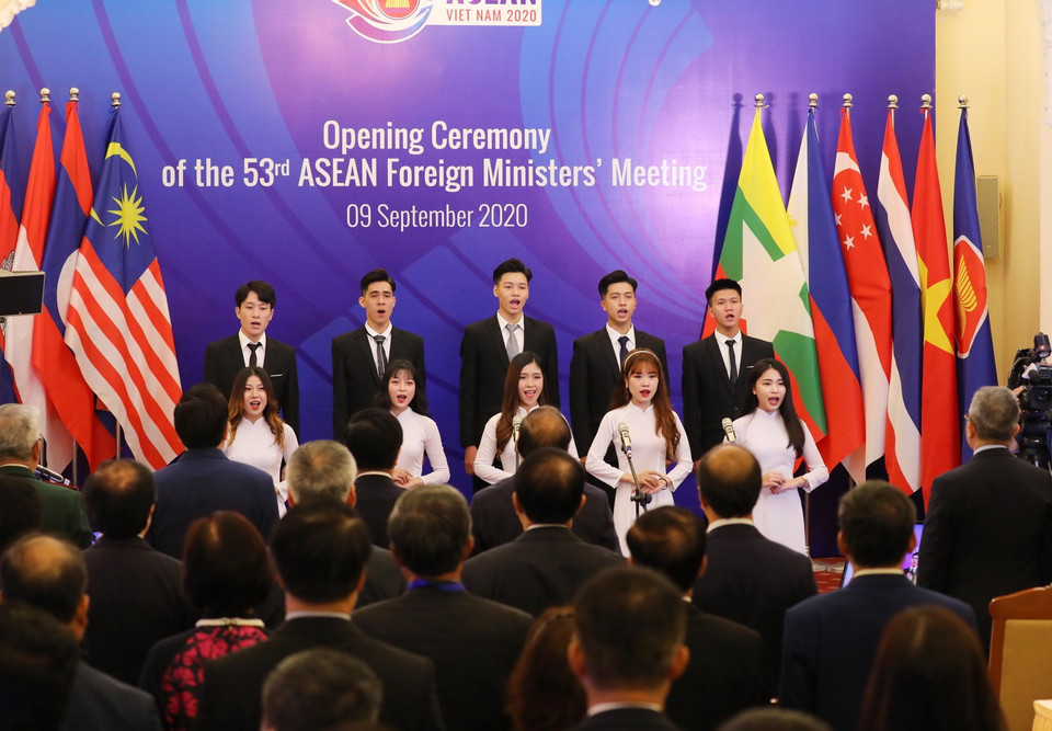 Sáng 9/9, tại Hà Nội, Hội nghị Bộ trưởng Ngoại giao ASEAN lần thứ 53 (AMM 53) chính thức khai mạc. Trong ảnh: Ca khúc ASEAN được xướng lên tại lễ khai mạc. (Ảnh: Lâm Khánh/TTXVN)
