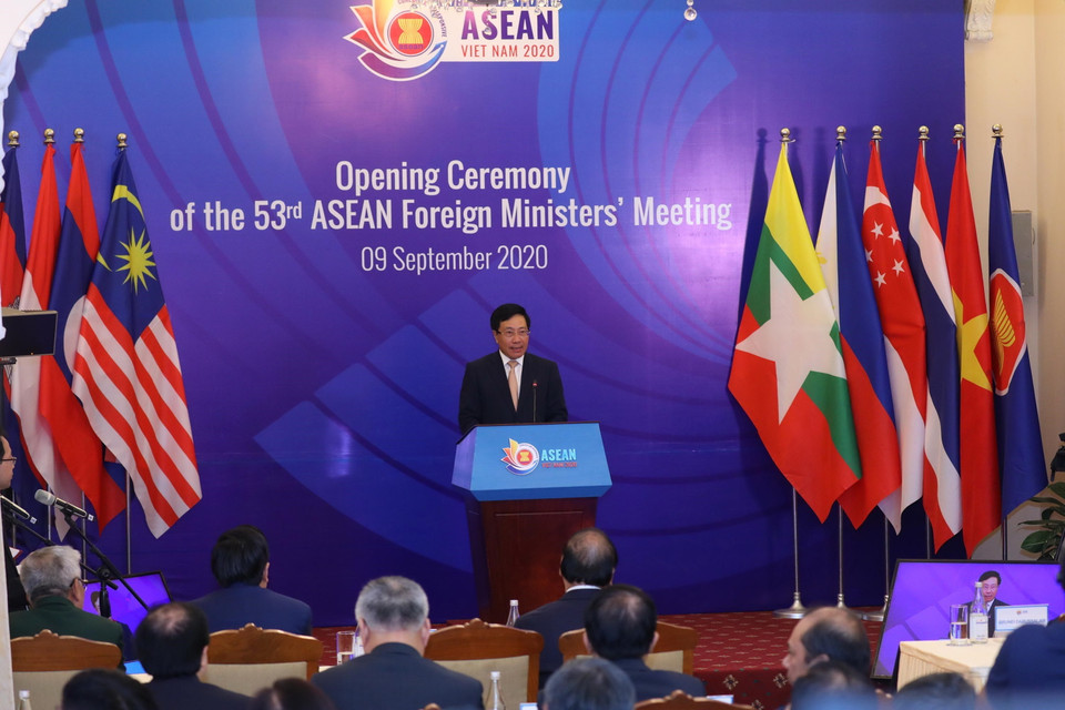 Phó Thủ tướng, Bộ trưởng Bộ Ngoại giao Phạm Bình Minh, Chủ tịch Ủy ban Quốc gia ASEAN 2020, phát biểu khai mạc. (Ảnh: Lâm Khánh/TTXVN)