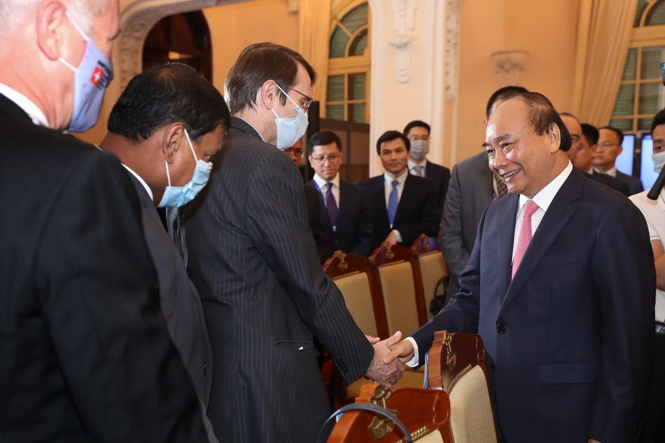 Thủ tướng Nguyễn Xuân Phúc, Chủ tịch ASEAN 2020 với các Đại sứ, đại diện đại sứ quán các nước tại Việt Nam dự lễ khai mạc. (Ảnh: Lâm Khánh/TTXVN)