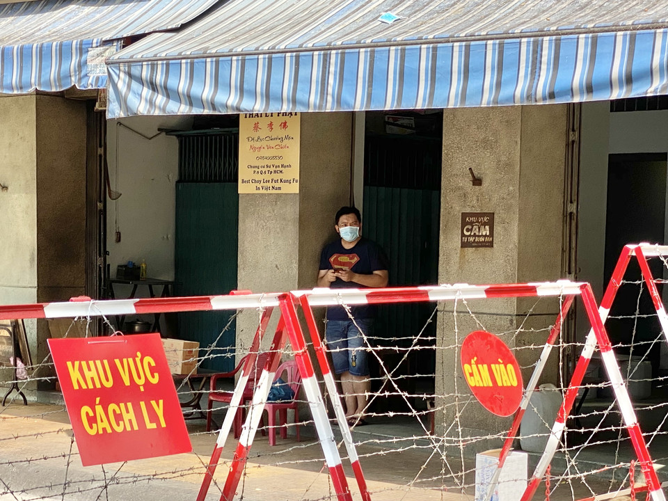 Theo báo cáo của Sở Y tế, ca nghi mắc COVID-19 là nam giới, 23 tuổi, quốc tịch Việt Nam, sinh sống tại lầu 4 của chung cư. (Ảnh: Hồng Giang/TTXVN)