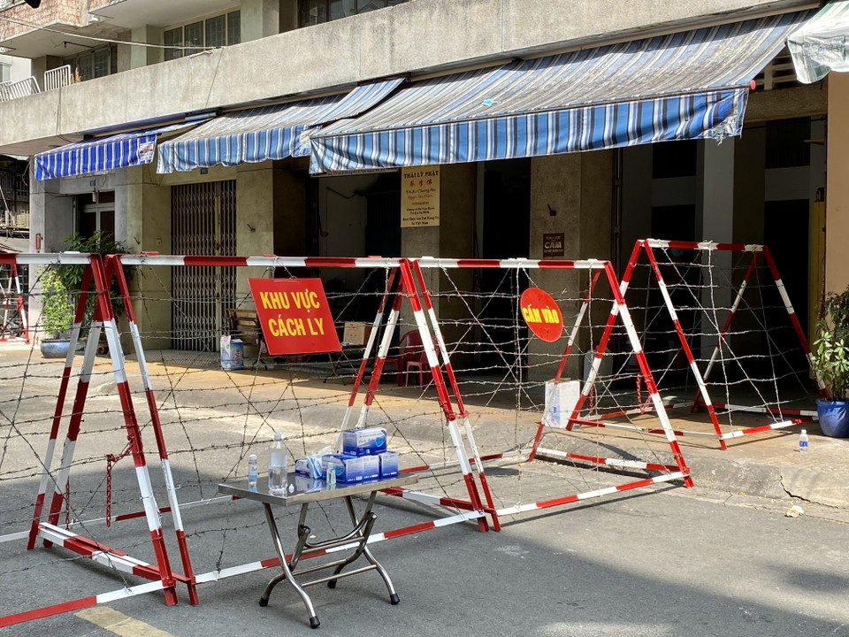 Một phần chung cư được lực lượng chức năng phong tỏa. (Ảnh: Hồng Giang/TTXVN)