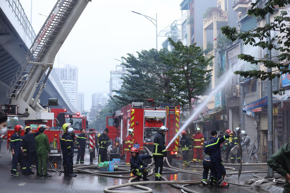 Nhận được tin báo, Lực lượng phòng cháy chữa cháy và cứu nạn cứu hộ, Công an thành phố Hà Nội đã điều động 5 xe chữa cháy cùng hàng chục cán bộ, chiến sỹ tới hiện trường chữa cháy. (Ảnh: Hoàng Hiếu/TTXVN)