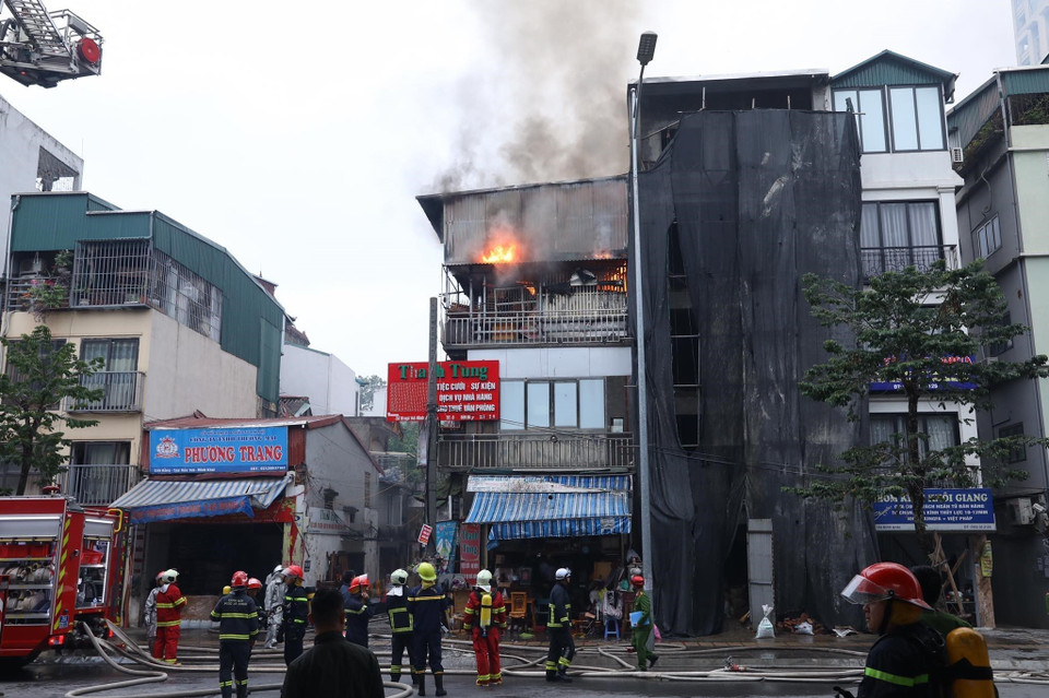 Vào khoảng 7h ngày 1/12, xảy ra vụ cháy nhà tại địa chỉ số 10 ngõ 146 Minh Khai, Hai Bà Trưng, Hà Nội. Trong ảnh: Lực lượng cảnh sát phòng cháy chữa cháy đang khẩn trương khống chế đám cháy. (Ảnh: Hoàng Hiếu/TTXVN)